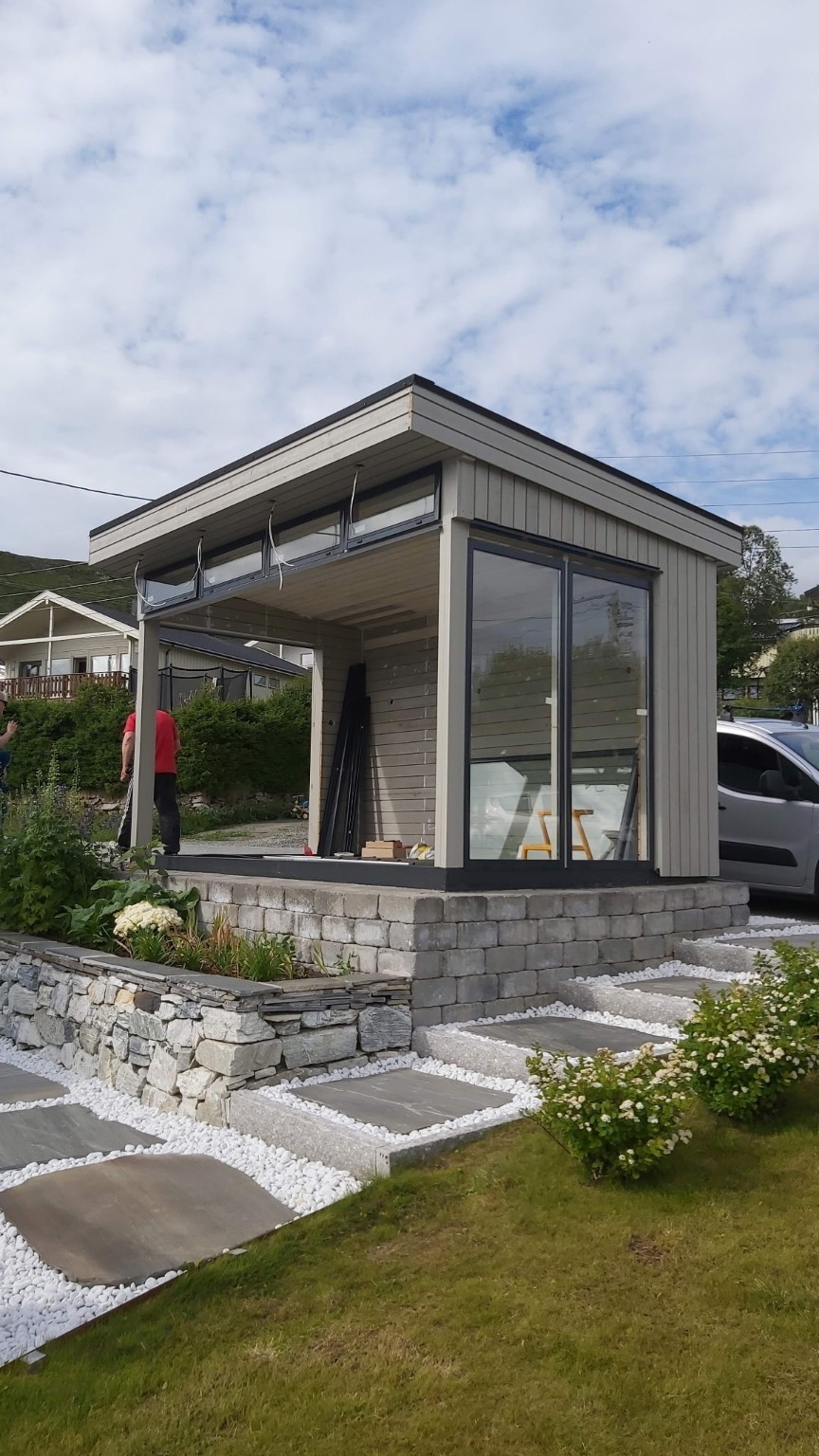 Utebygg med store glassflater – utført av Tromsø Bygg & Tre